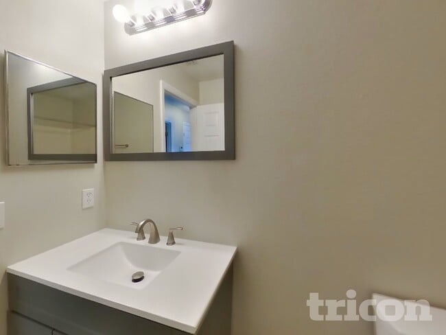 Building Photo - 426 Elgin Blvd