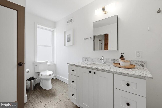 Building Photo - 1902 E Hagert St