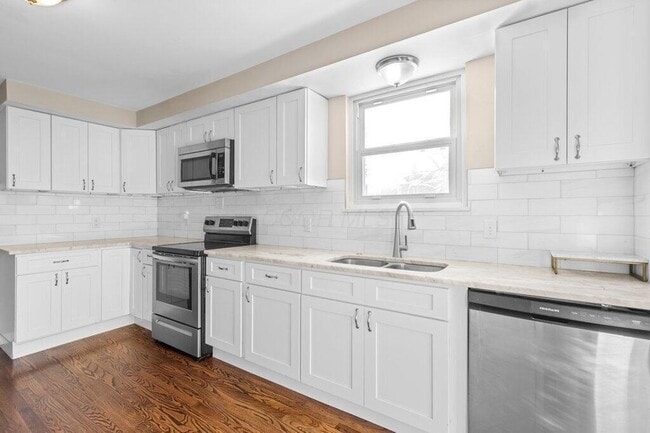 Building Photo - 2063 Inchcliff Rd