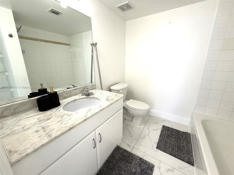 Building Photo - 1200 Brickell Bay Dr