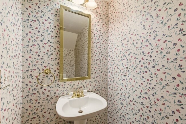 Building Photo - Deer Pointe Village Townhome Feautures 2 P...