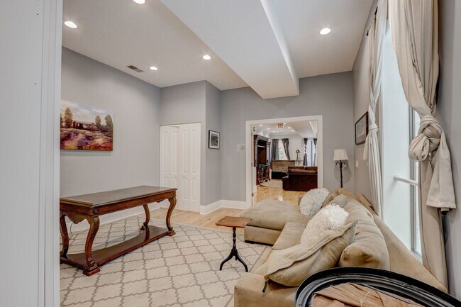 Building Photo - 22 W Ontario St