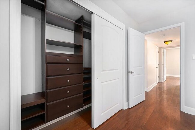 Building Photo - 524 W 10th St