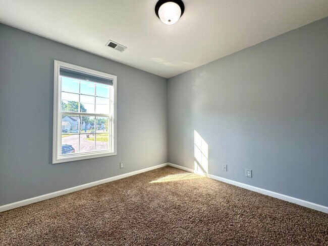 Building Photo - Spacious 3-Bedroom Home with Fenced Yard & Garage!