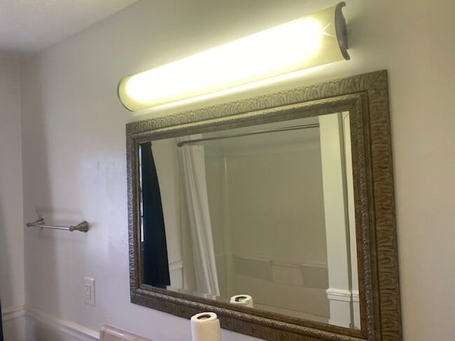 Building Photo - 3 bed 2 bath Brick Ranch