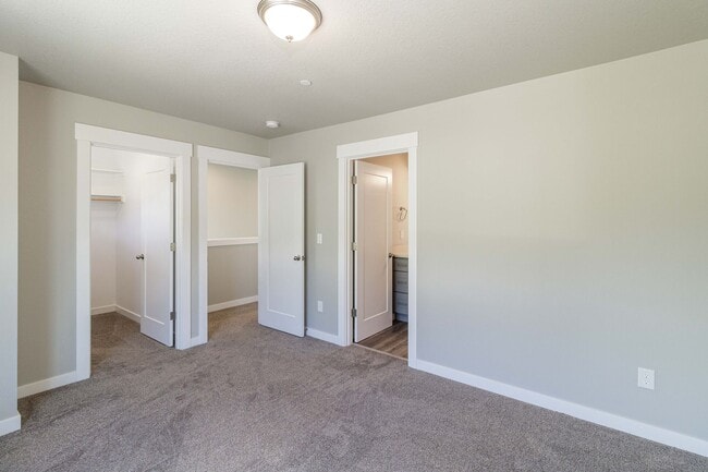 Building Photo - Move In Ready 3 Bedroom 2.5 Bathroom with Central Air Conditioning - Convenient Camas Location