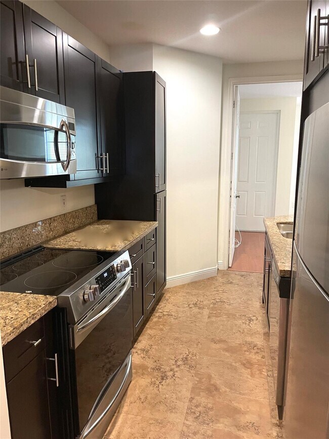 Building Photo - 416 SW 14th Ave