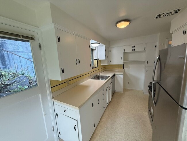 Building Photo - 2 Bedroom 2 Bathroom + Den Magnolia House!