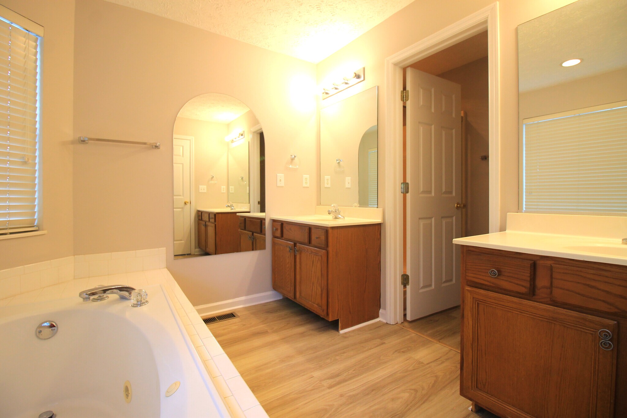 Building Photo - 5510 Fair Oaks Ln