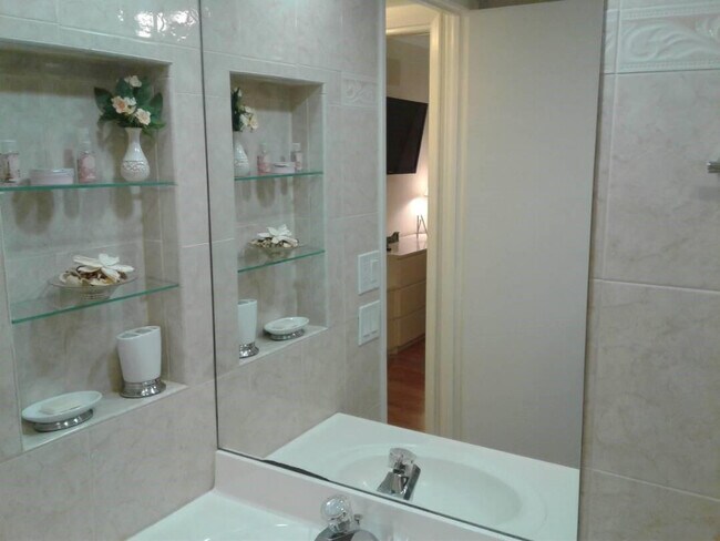 Building Photo - 3051 S Palm Aire Dr