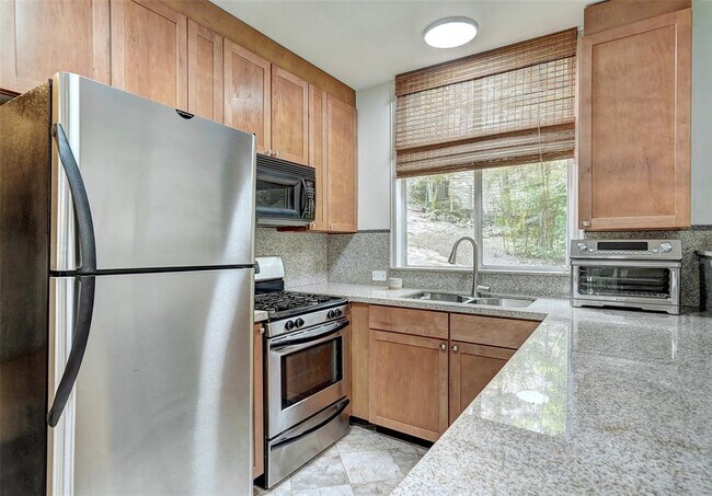 Building Photo - 8804 Mountain Ridge Dr