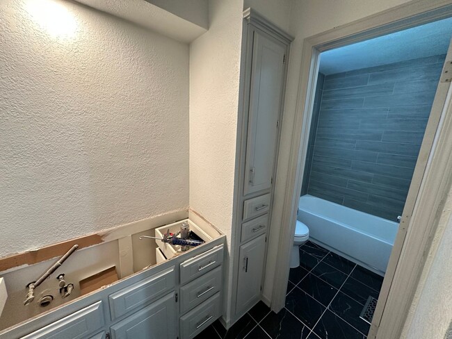 Building Photo - Fully Remodeled 3bed/2bath Available in We...