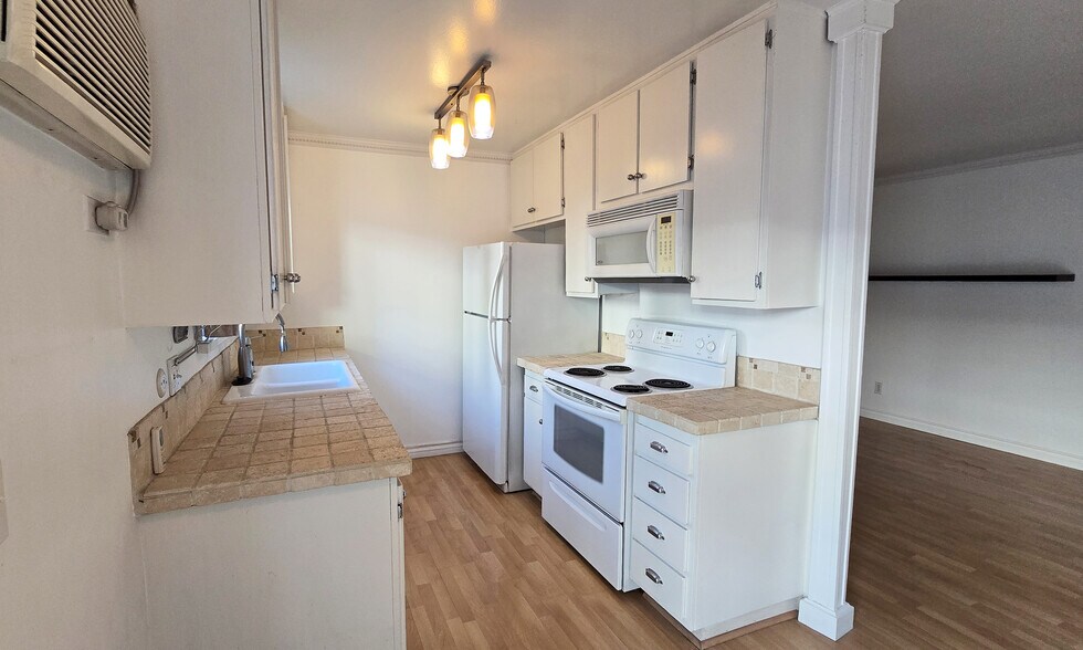 Kitchen - 972 Larrabee St