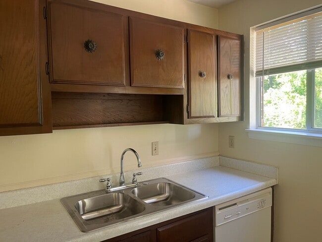 Building Photo - 2 Bed, 1 Bath Condo