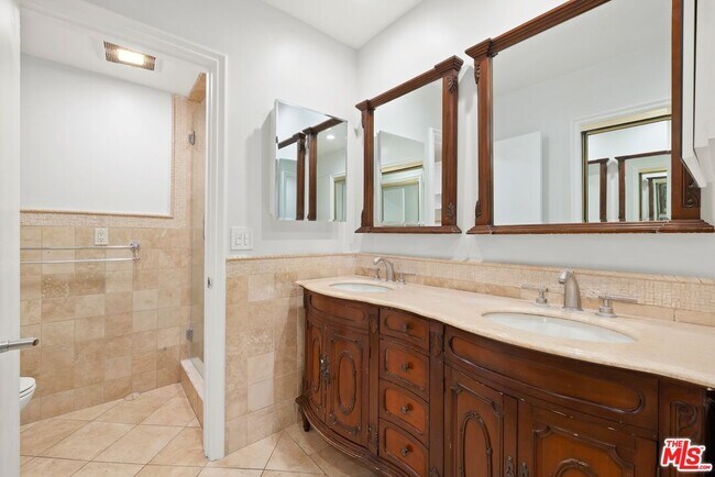 Building Photo - 423 Rexford Dr
