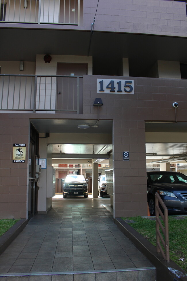 Building Photo - FANTASTIC MAKIKI 1 BD / 1 BA / 1 PKG! CENT...