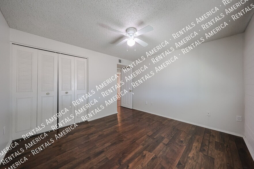 Building Photo - 3550 E Voltaire Dr