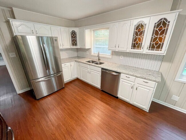 Building Photo - Renovated 3BR Ranch w/Basement