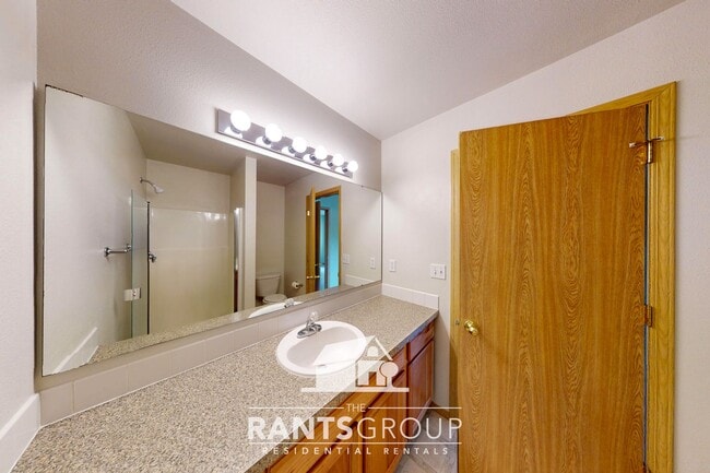 Building Photo - Spacious 3 Bed, 2.5 Bath Townhome in Lacey...
