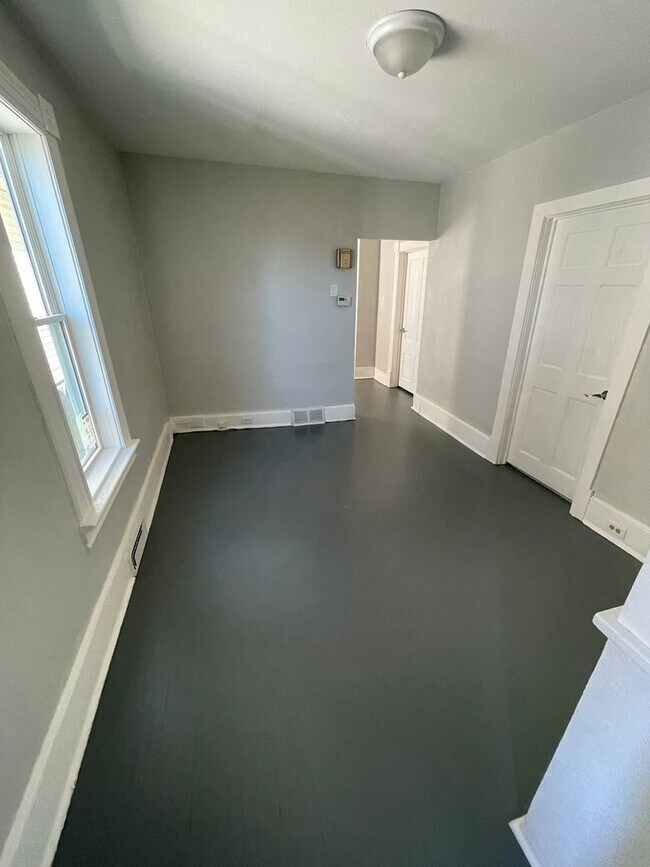 Building Photo - AVAILABLE June  - 1 BED 1 BATH Single Family Home!