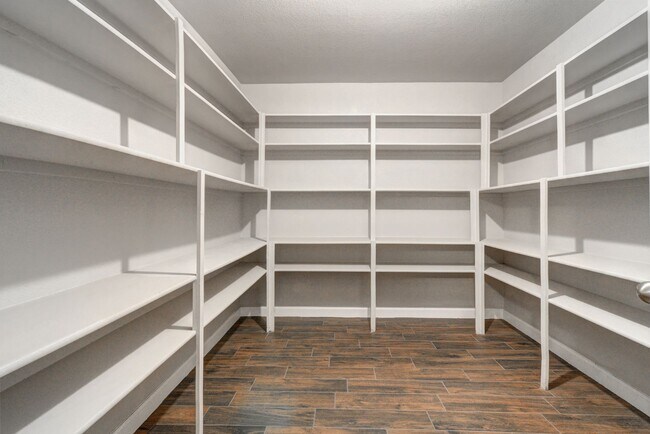 Building Photo - HUGE House In Tempe Close to ASU