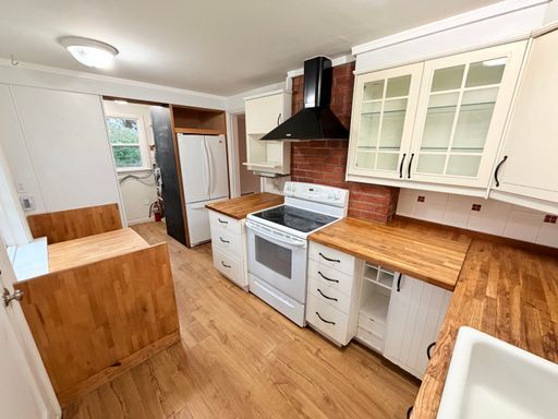 Building Photo - Great 2 bed home, fully fenced backyard in desirable Olympic Hills! Available Now!