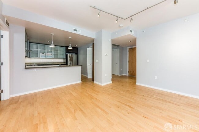 Building Photo - 69 Clementina St