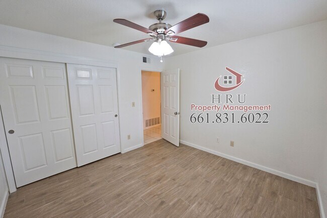 Building Photo - SW-4 bed/3 bath + pool house