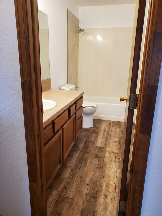 Building Photo - Townhome Style Living!