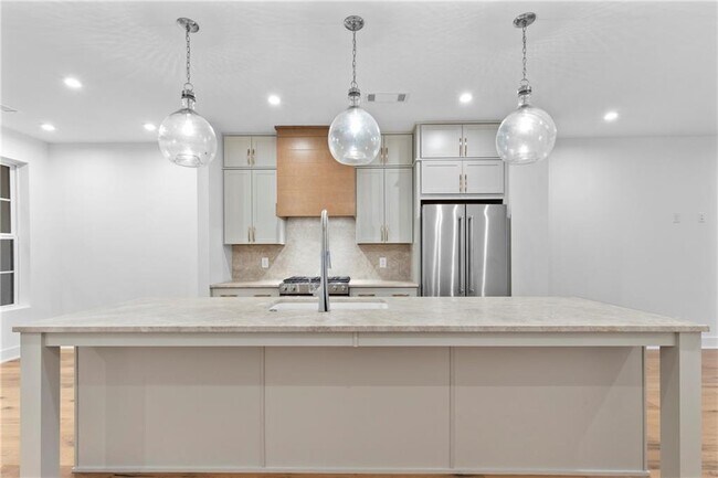 Building Photo - 201 New St