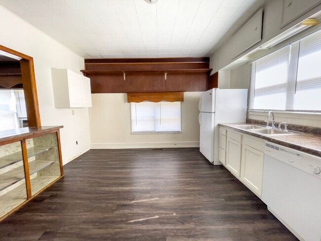 Building Photo - Recently Renovated