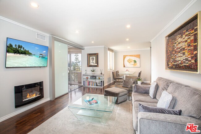 Primary Photo - 100 S Doheny Dr