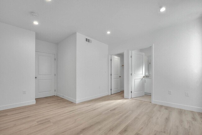 Building Photo - 5850 Vineland Ave