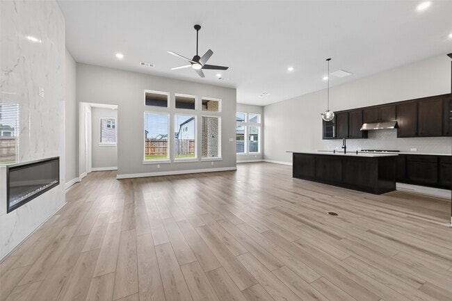 Building Photo - 2022 Serene Spgs Dr