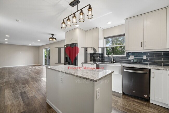 Building Photo - 3048 Hollybank Rd