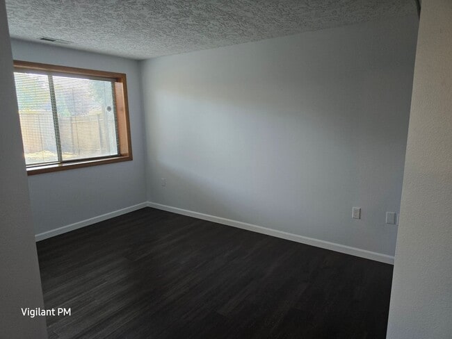 Building Photo - Amazing 3 bedroom home
