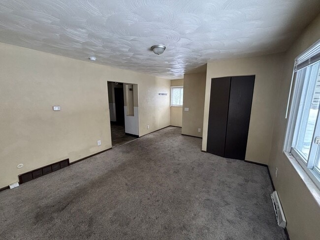 Building Photo - 3 Bedroom House