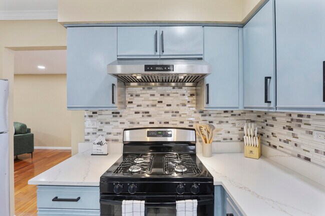 Building Photo - 1356 Larchmont Dr