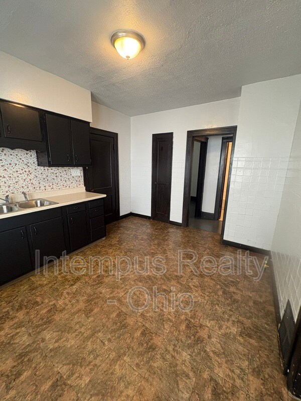 Building Photo - 4072 E 139th St