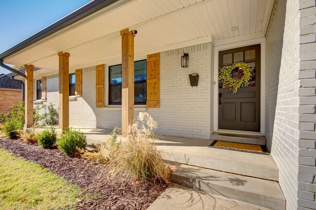 Building Photo - Gorgeous, updated home, turn-key and ready...