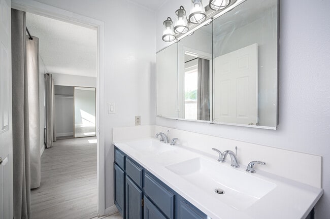 Building Photo - 2247 Heavenly View Dr