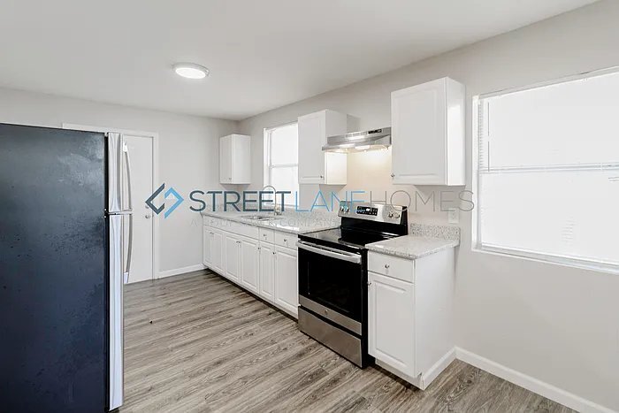 Building Photo - 610 16th Pl SW