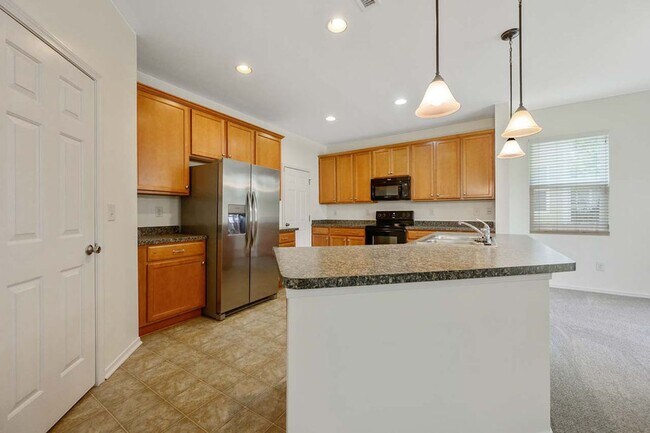 Building Photo - 3 Bedroom Open Concept with Enough Room fo...