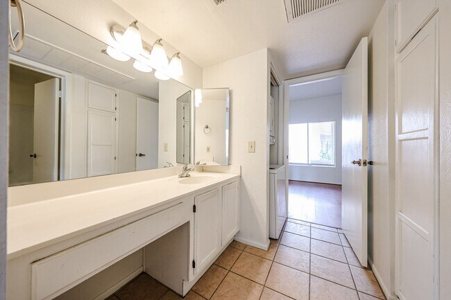 Building Photo - Centrally located and affordable in Woodlake Condominiums