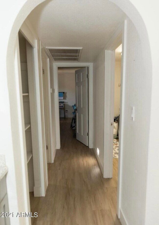 Building Photo - 5115 E Berneil Dr