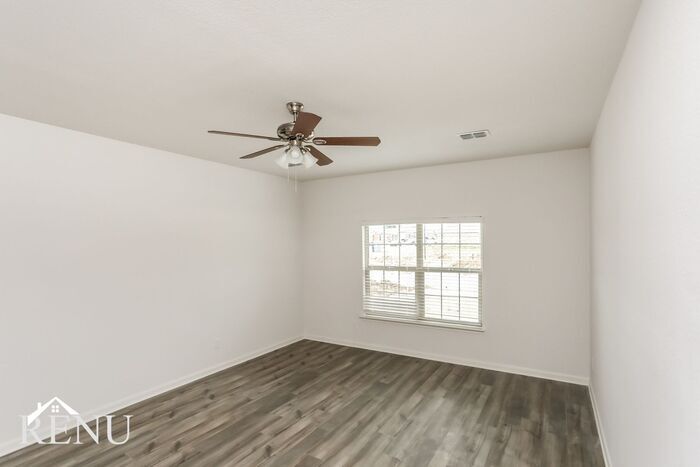 Building Photo - 2016 Hialeah Dr