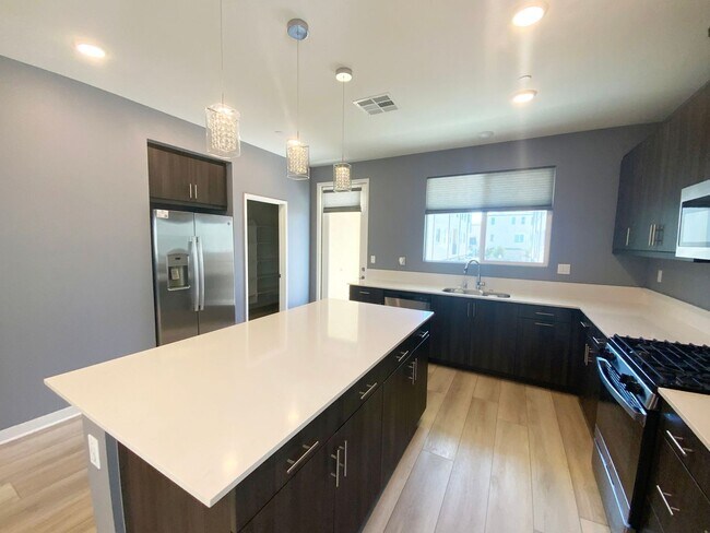 Building Photo - 5460 Shorefront Dr