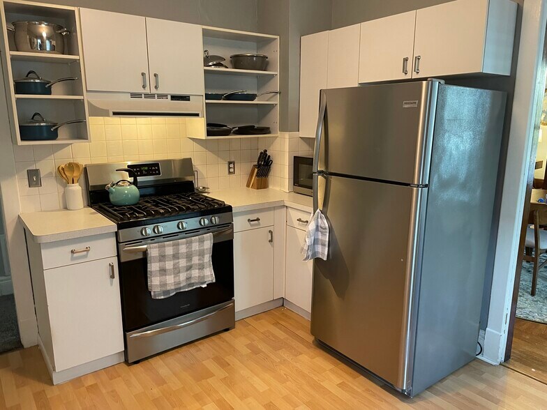 Fully stocked kitchen. - 28 Saint James Pl