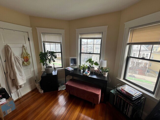 Building Photo - 9/1 Renovated 4BR/2BA with laundry in unit, AC near Porter/Harvard!