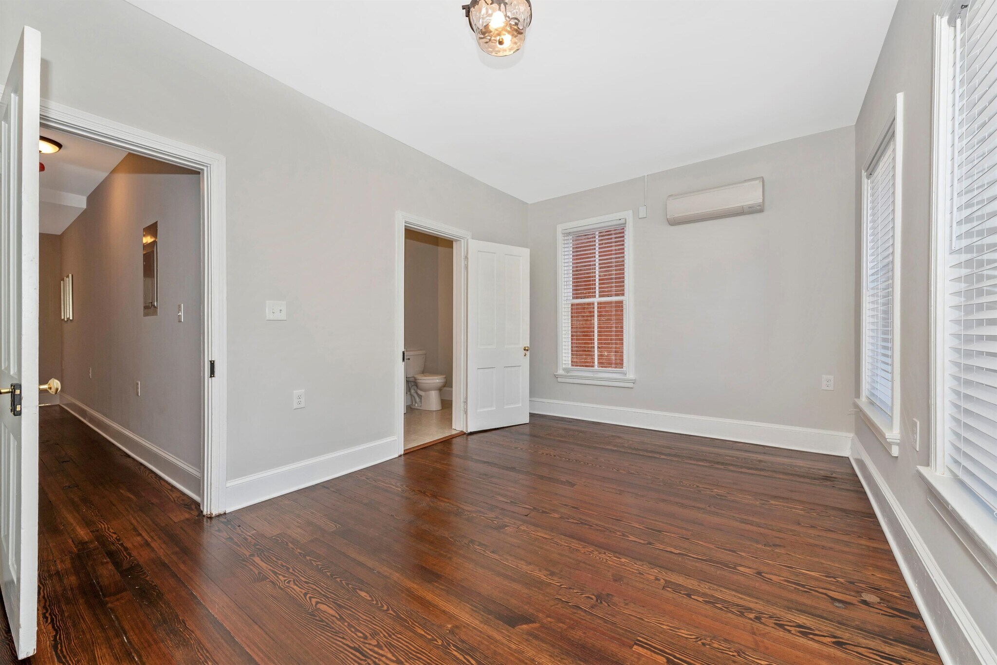 Building Photo - 6 W 4th St